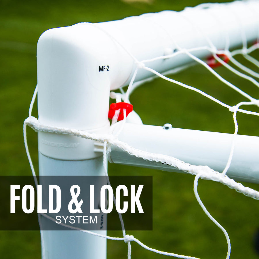 Q-FOLD Match 300 x 200 cm, Nahaufnahme eines weißen Eckgelenks mit rotem Netzclip, mit dem Text „Fold & lock system“.