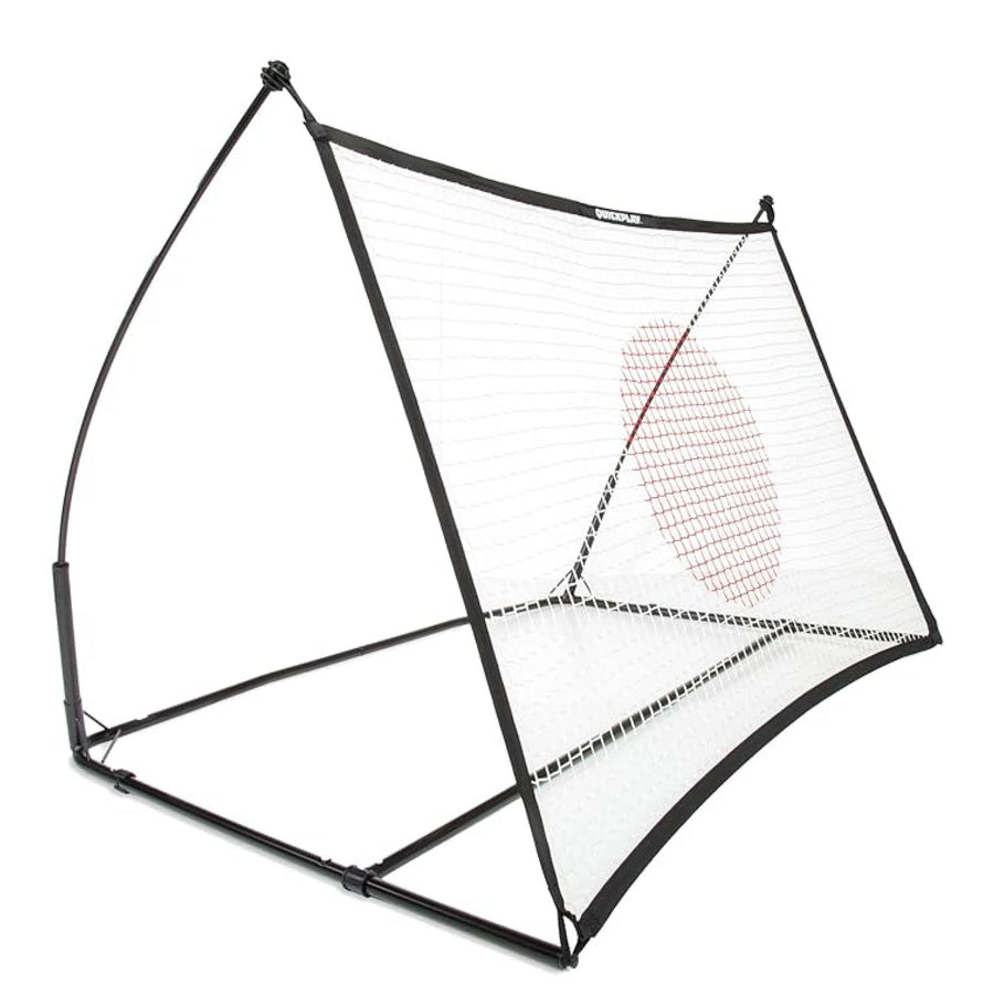 SPOT Fußball-Rebounder 150 x 100 cm mit schwarzem Rahmen und weißem Netz mit rotem Zielkreis, vor weißem Hintergrund.