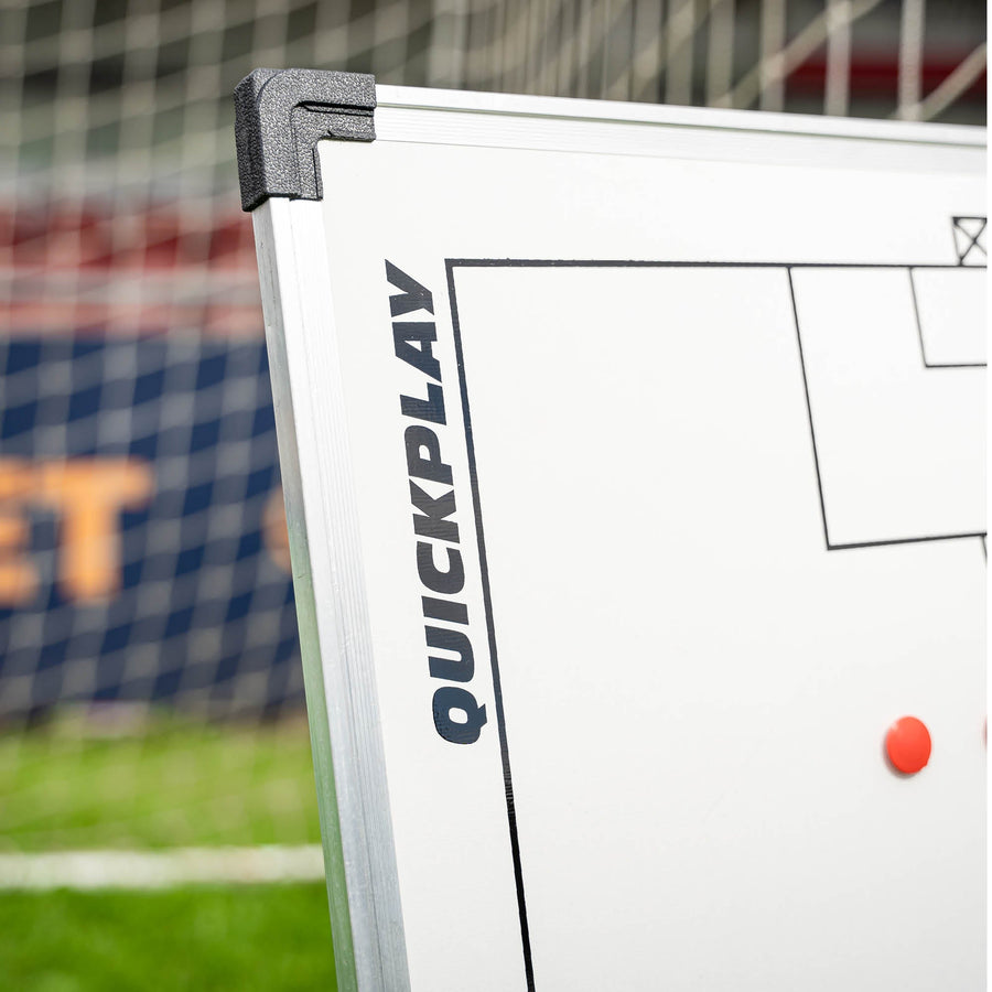 Magnetische Fußball-Taktiktafel 60 x 90 cm, Ecke in Nahaufnahme mit silbernem Rahmen, schwarzer Eckkappe und QUICKPLAY Logo.