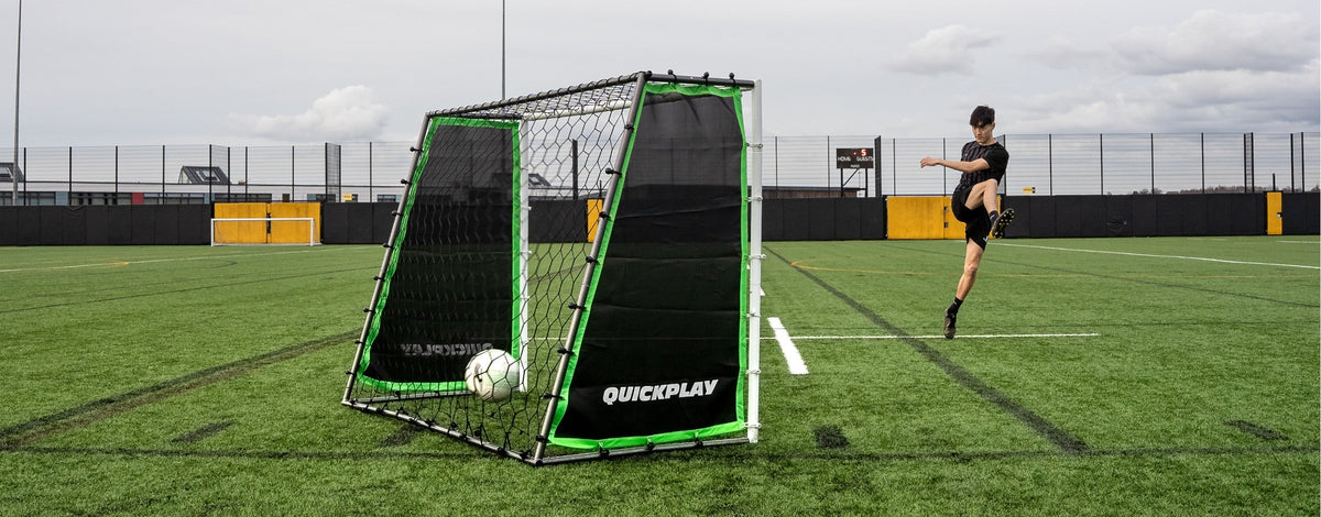 ein Spieler trainiert am TEKKERS GS Trainer, einem 3-in-1 Tor und Rebounder.